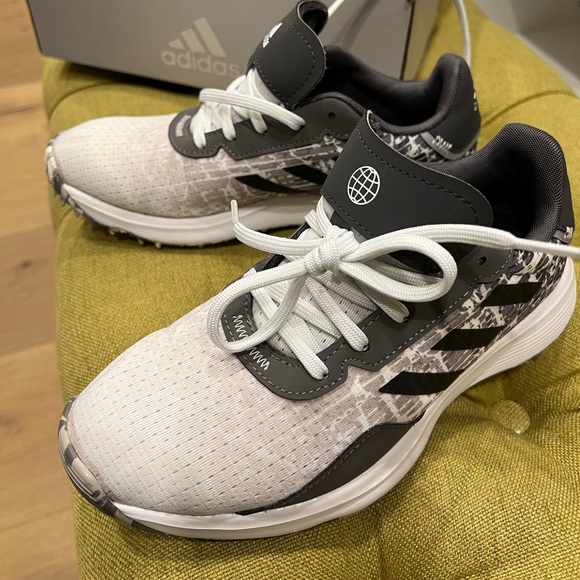 Adidas Boys Golf Shoes size 4.5 - Picture 2 of 7